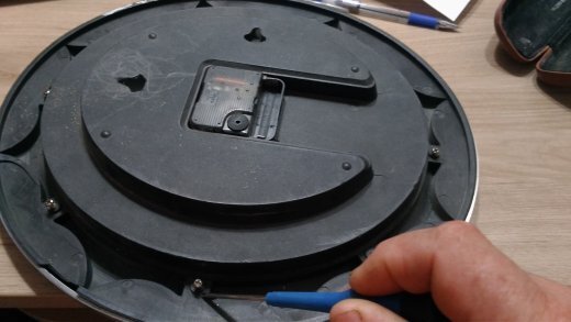 Откручиваю винты крепящие декоративную накладку.