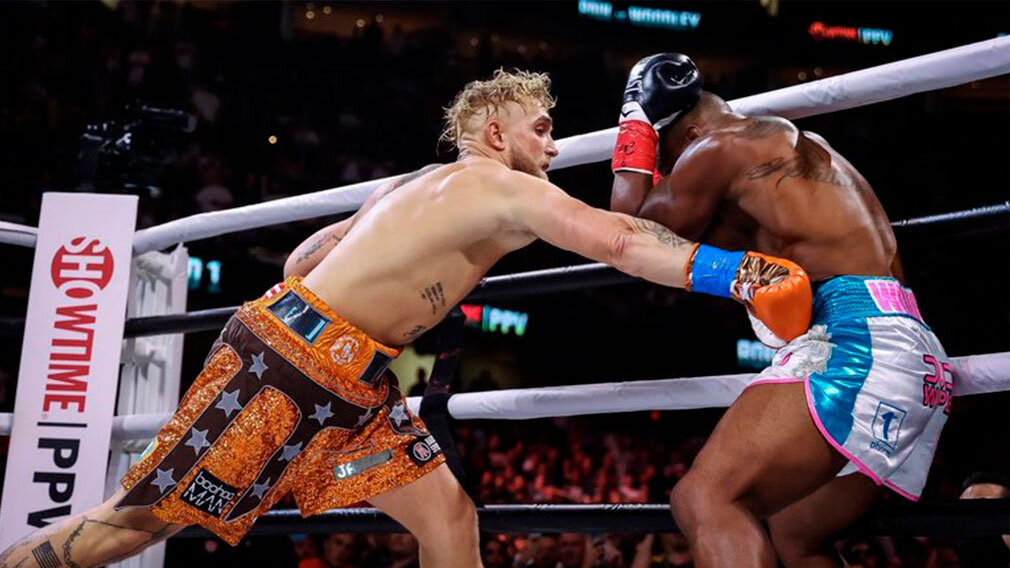 Джейк Пол  в атаке, он боксирует .                                      фото: картинки  яндекса. 