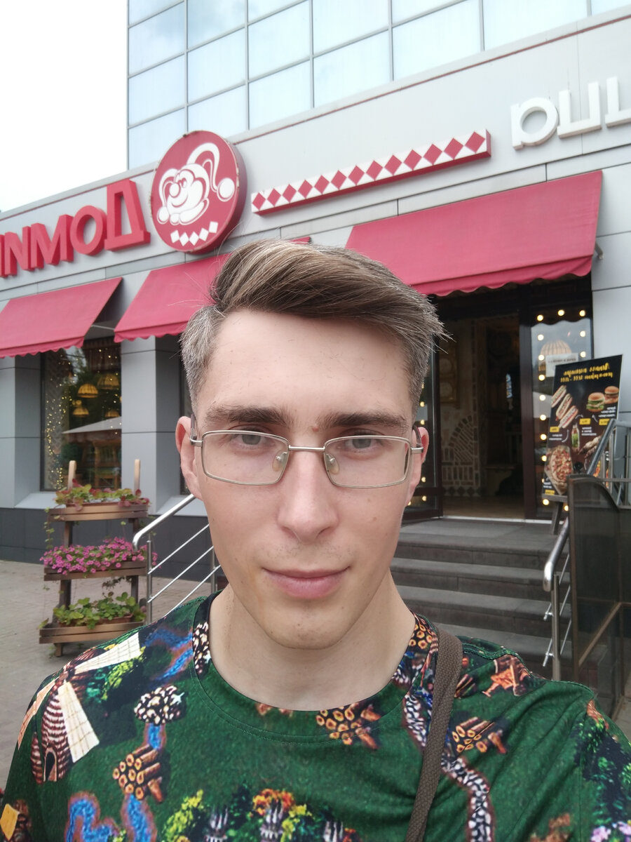 Автор сделал модную стрижку и сходил в кафе, потому что боится ответственности. )))