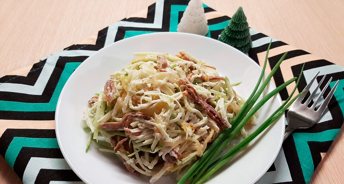 Салат с редькой и мясом. Салат с зеленой редькой. Салат с зелёной редькой и мясом. Салат с говядиной и редькой.