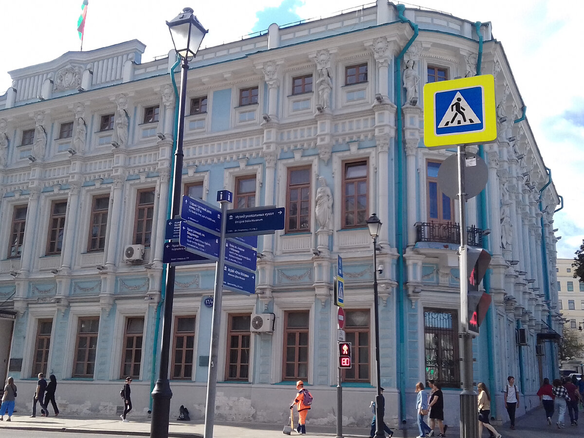 Пожалуй, самое красивое и нарядное здание на Маросейке. Дом конца 18 века легендарного фельдмаршала Румянцева. Авторство приписывают знаменитым архитекторам: Баженову, Казакову, Кайзеру, каждый из которых внёс свою лепту в строительство дома.