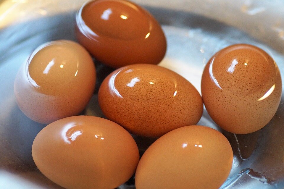Зачем добавлять уксус при варке яиц