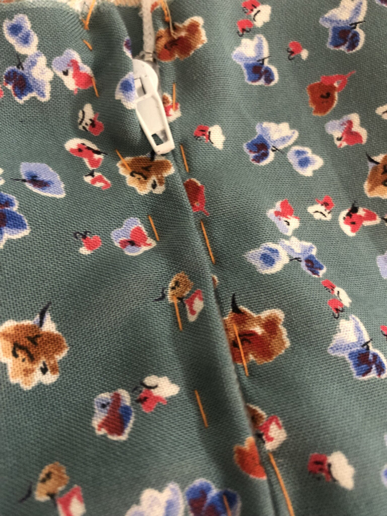 аккуратно нужно наметать