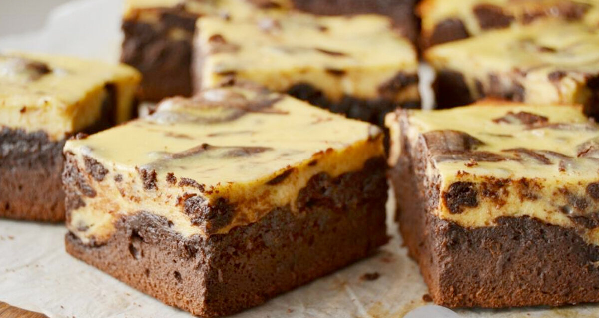 Банановый брауни сыроварня. Банановый брауни. Рецепт брауни с бананом в духовке. Банановый брауни. Пп шоколадный брауни.