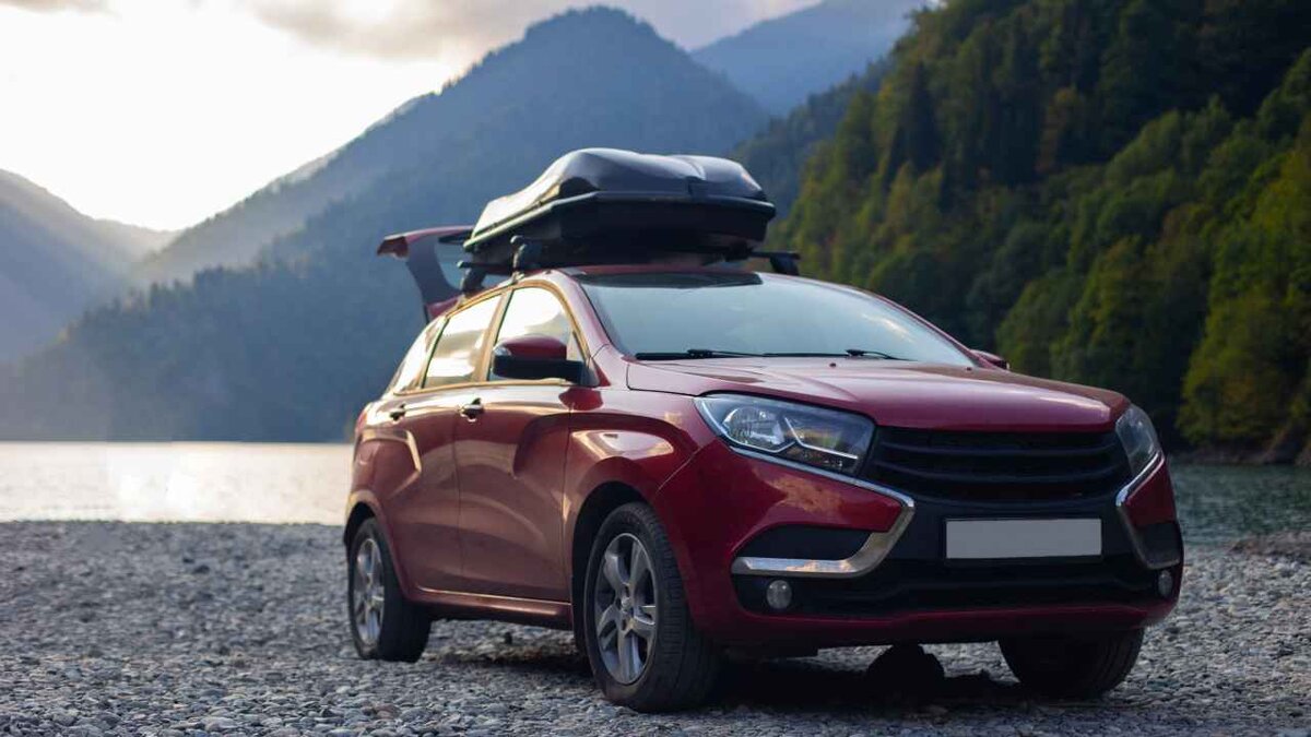 Как выбрать автобокс
Определиться с багажной системой.
Бокс крепится к основанию, которое представляет собой две поперечины, прикрепляющиеся к кузову или рейлингам.Выбрать объем бокса.
Боксы объемом до 350 литров подойдут для перевозки небольших грузов.
Полноценный верхний багажник — до 500 литров.
Для крупногабаритного и тяжелого багажа нужен автобокс более 500 литров.
Выбрать форму бокса.
Автобоксы бывают короткие,  длинные, узкие и широкие. Чтобы понять реальную длину бокса изнутри,  нужно из длины, указанной производителем, вычесть шесть сантиметров.  Получится реальная максимальная длина груза для перевозки.