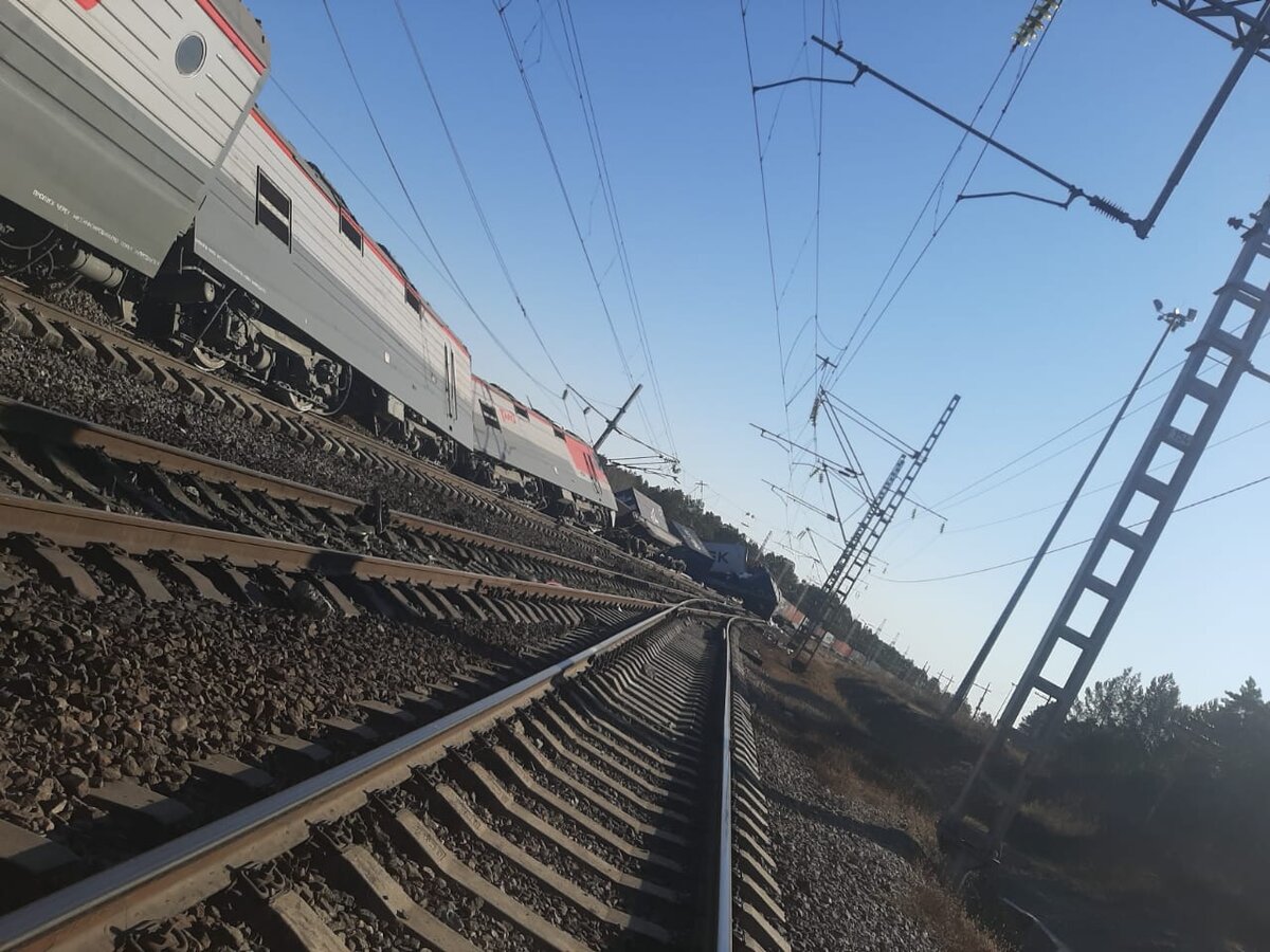 Последствия схода после столкновения на ж/д переезде с автотранспортом 23 октября на Забайкальской железной дороге. Фото из открытых источников в сети