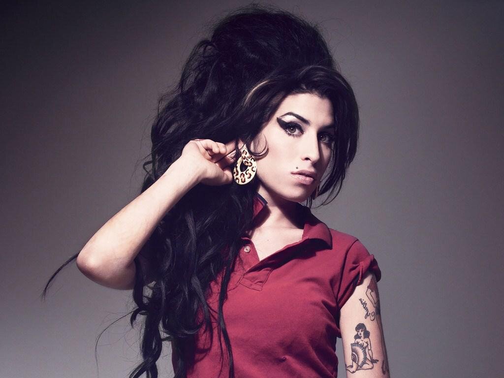 фото: https://spiritofrock.ru/cool/amy-winehouse-zhizn-v-desjati-fotografijah/