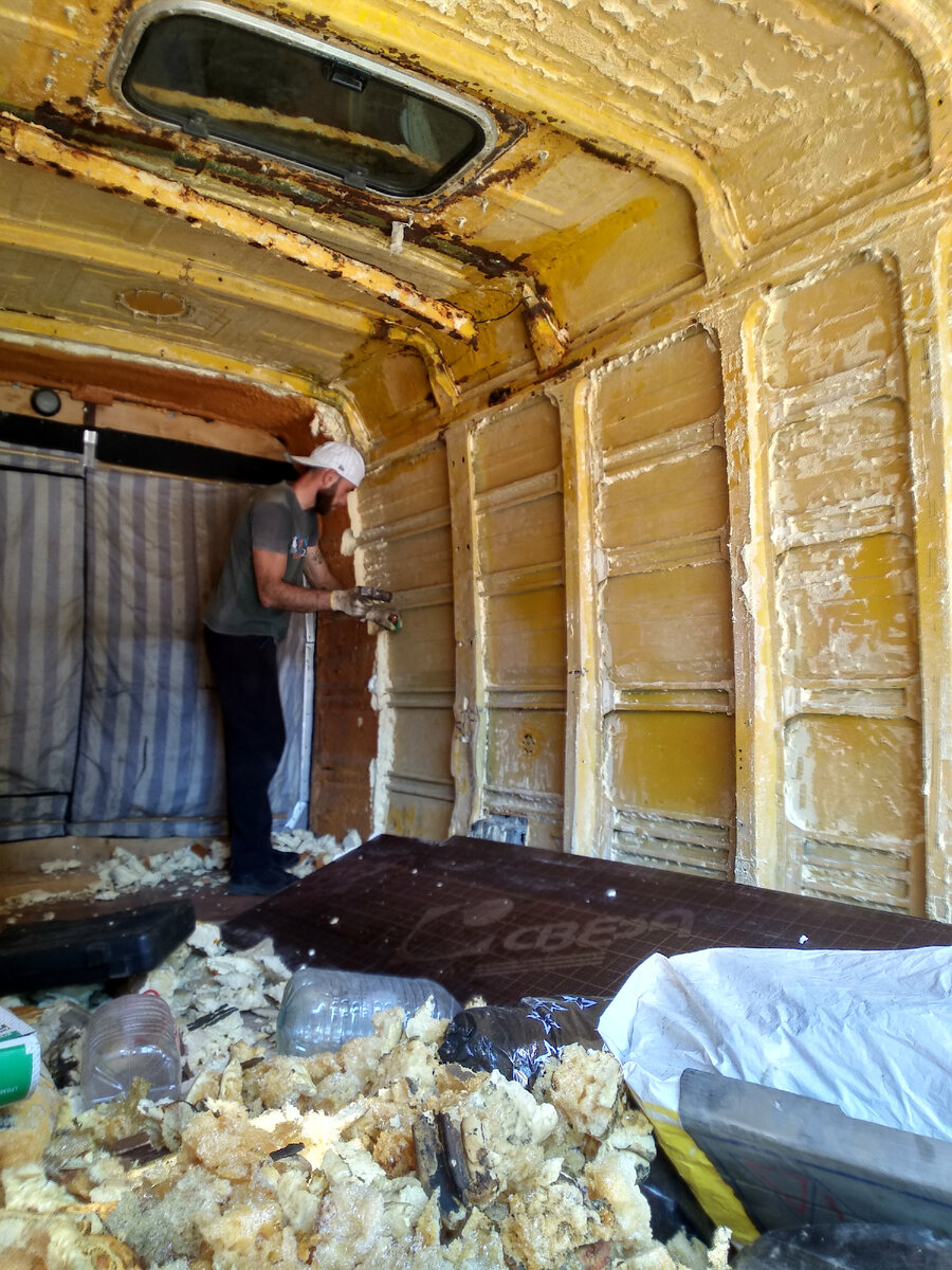 Обратите внимание на  свисающую балку и гнилой люк.