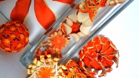 Фото автора. Я использую эти поделки для наполнения прозрачных ваз, создания композиций, оформления рождественских венков, изготовления новогодних игрушек, подсвечников и даже панно.