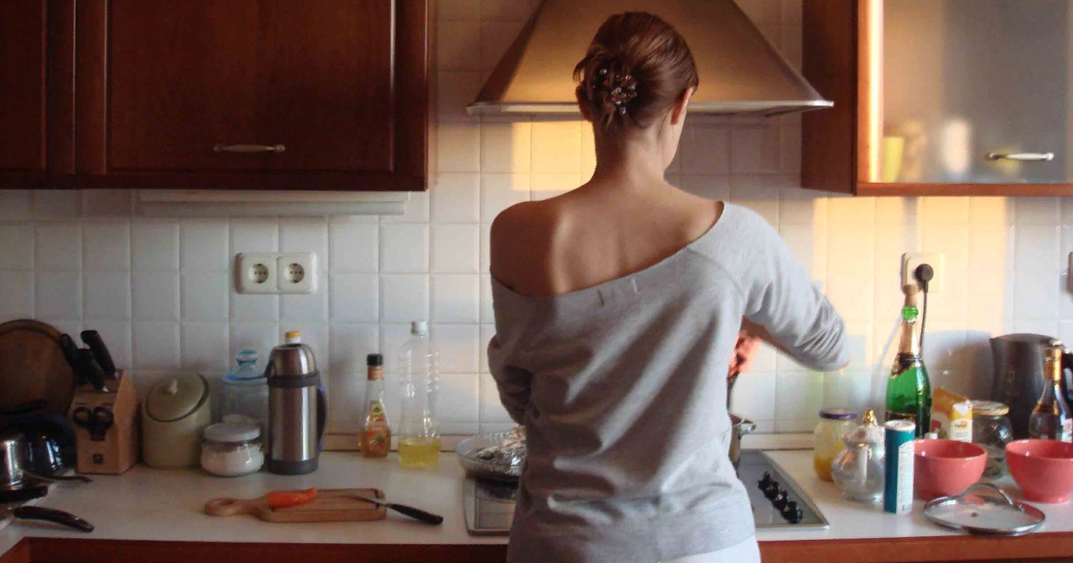 Девушка на кухне со спины. Женщина на кухне со спины. Девушка готовит на кухне. Девушка на кухне атмосферно. Хорошая знакомая 18