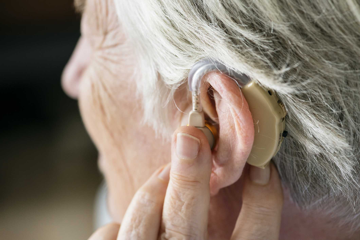 Пациенты с нарушением слуха. Hearing Aid слуховой аппарат. Слуховые аппараты для пожилых людей. Старик со слуховым аппаратом. Аппараты слуховые для пожилых людей женщин.