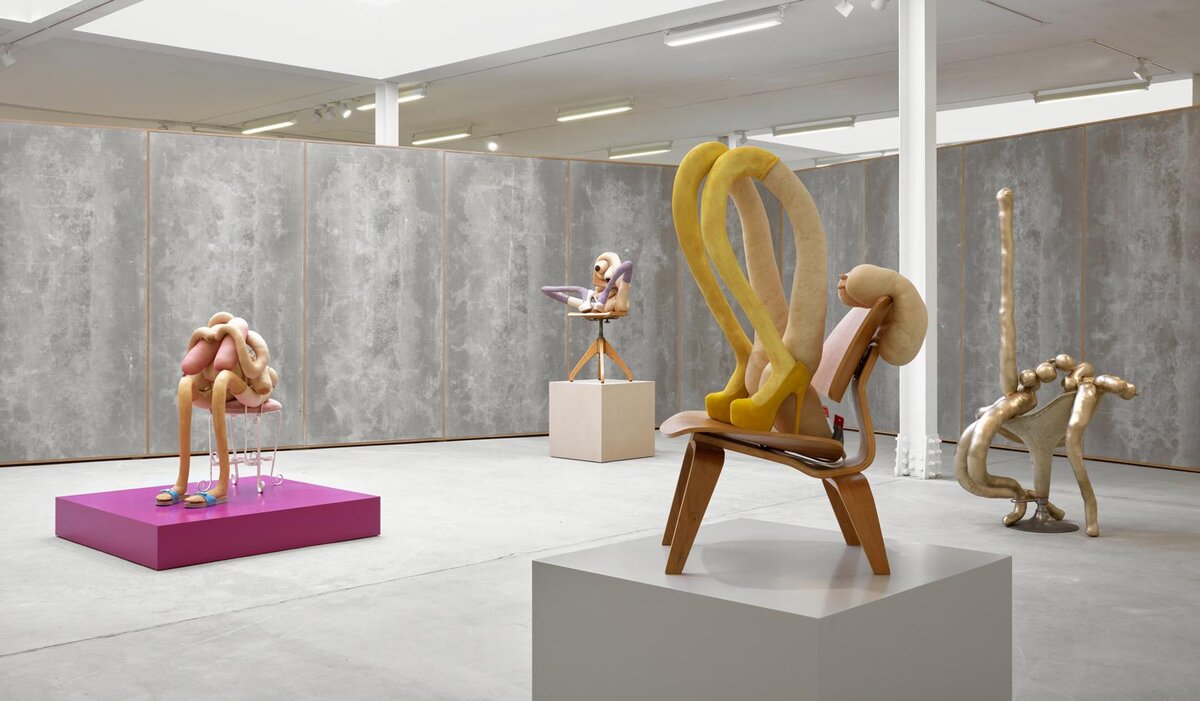 На этом и предыдущем слайдах - скульптуры-инсталляции Сары Лукас. Наконец-то тема сисек раскрыта полностью!