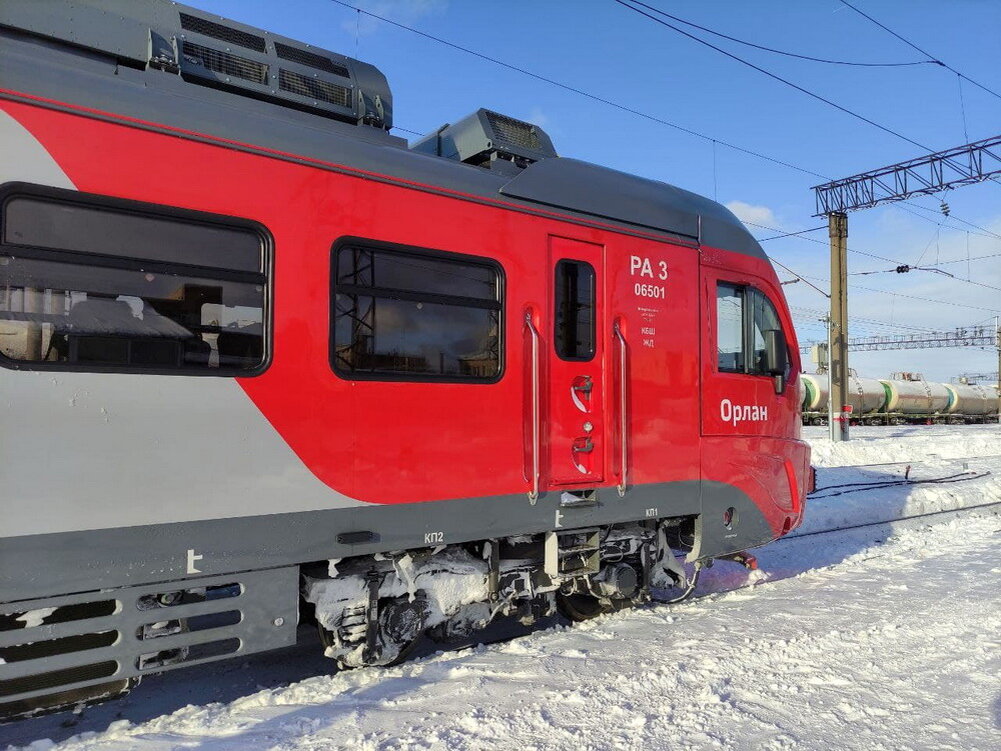 От Уфы до Оренбурга почти как от Нижнего до Москвы. Вот только самолетом добраться не получится. Остается машина и поезд. Гонять зимой по оренбургским степям никому не советуют, дороги часто и надолго перекрывают, так как убирать снег дорожники с такой скоростью просто не научились. Остается поезд. В нашем случае он был один под именем «Орлан». Купить на него билет просто так невозможно – надо скачать кривое приложение, или идти в кассу. В кассе перед отправлением выяснилось, что мест нет. А ехать между прочим, 6 часов.  - Я что конь?
- В смысле, - спросила кассир.
- Ну, как это, по-вашему, шесть часов стоя ехать?
- Сядьте на свободные!
- Так их же нет!
- Ну, может освободятся.
Торчать в Уфе еще сутки в ожидании следующей железнодорожной птицы показалось верхом безумия. Билет, что стоячий, что сидячий стоит около 900 рублей. Чтобы попасть на «Орлан» надо подняться на три этажа вверх, а потом по узкому ремонтируемому коридору спуститься на три этажа вниз. Тот еще фитнес. Но все барьеры были преодолены и вот мы у вагона. Поехали?

