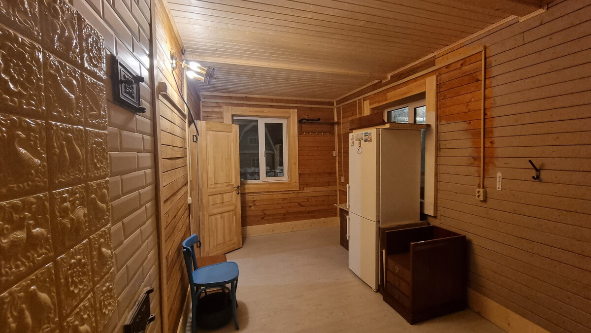 Вид нашей спальни сейчас. 15 м2. Обшита вагонкой еще в 80 х годах. Мы пытались ее красить. Но цвет нам не понравился и мы остановились. Слева стена русской печки. Ее мы отремонтировали. Отделали керамогранитом и изразцами.