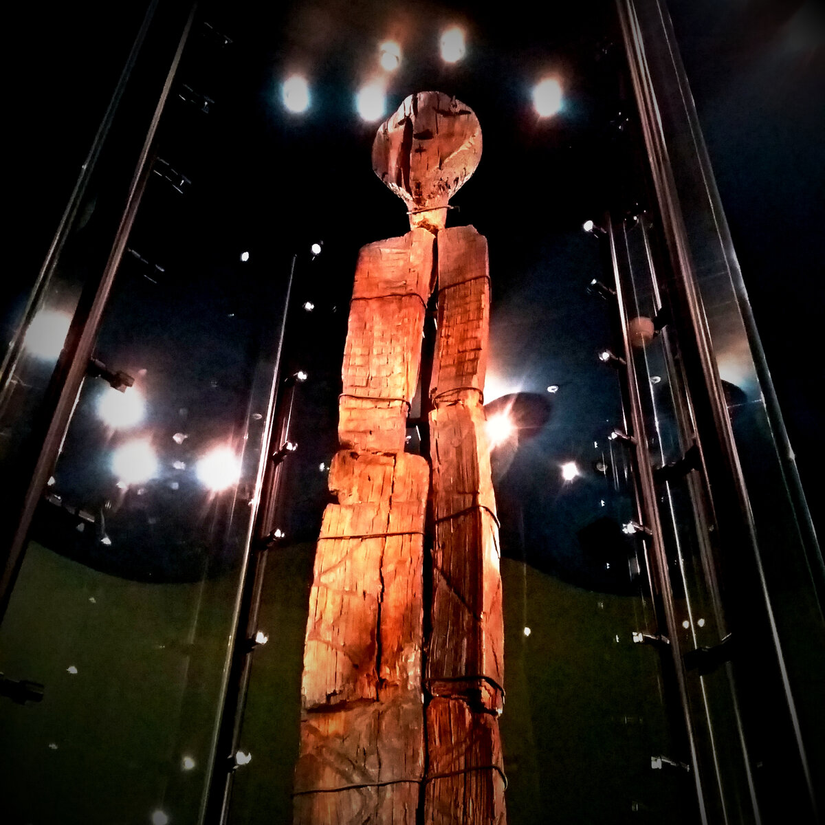 Шигирский идол – древнейшая деревянная скульптура в мире. Глазами этого изваяния на нас смотрит эпоха мезолита. Ныне он находится в экспозиции Свердловского областного краеведческого музея