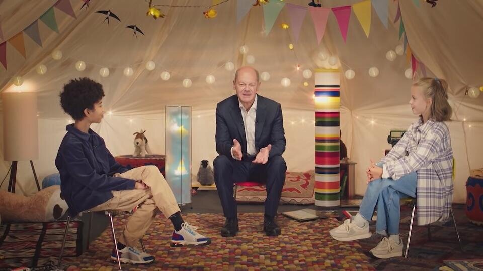 Расскажи им, лучше, про своих дедушек и бабушек. Как они жили, что делали, и во что это всё вылилось. Вот тот паренёк, что слева, точно бы с тобой не разговаривал, если бы вышло так, как они хотели. 