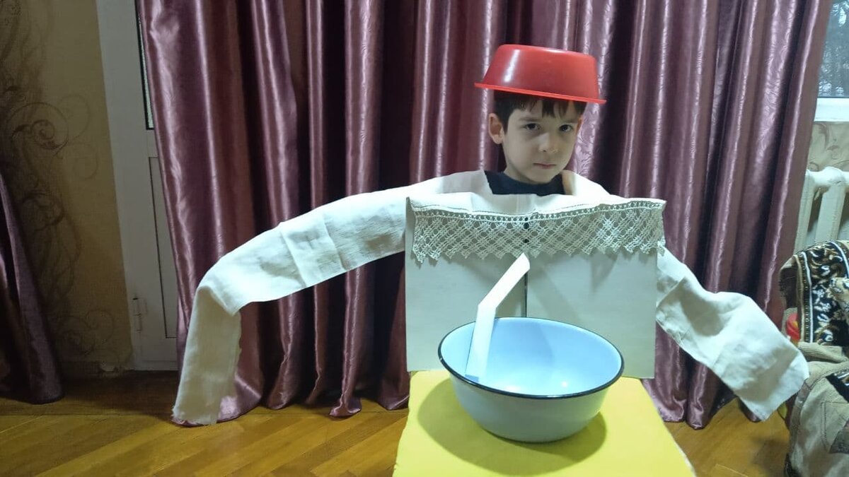 Внук изображает Мойдодыра