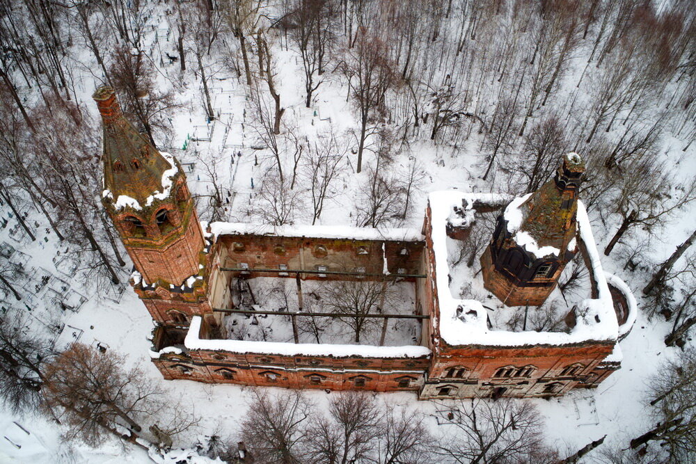 Если выехать из Нижнего Новгорода на север, и пересечь Волгу, а потом резко уйти с кировской трассы вправо, то неизбежно попадешь в Развилье, к старинной церкви, в которой уже давно никто не служит. Эта церковь была построена в самом начале прошлого века, а в 1914 году у нее появилась колокольня. Престол был освящен в честь Симеона Столпника. Прошло совсем немного времени и колокола перестали звать верующих на службу. Она была закрыта в 1937 году и с тех пор ветшает с каждым годом. Церковные власти пытались ее восстановить, даже обряд освящения провели, но численность населения вокруг церкви стремительно сокращается, сейчас вокруг нее от силы пара десятков домов, о каком восстановлении тут говорить можно? Кто в нее ходить будет? Так и стоит она в назидание потомкам. И лишь редкая машина свернет с трассы, чтобы поглядеть на памятник архитектуры, который ветшает уже 85 лет. 
