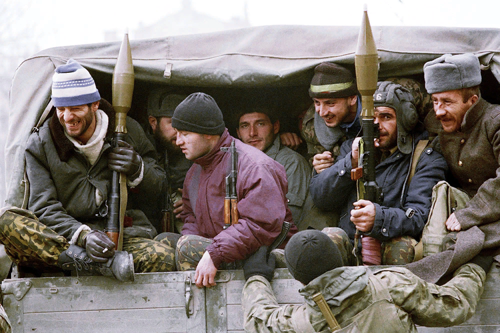 Сколько чеченцев воюют. Чечня солдат 1995 Грозный. Чеченские боевики в Грозном 1994.