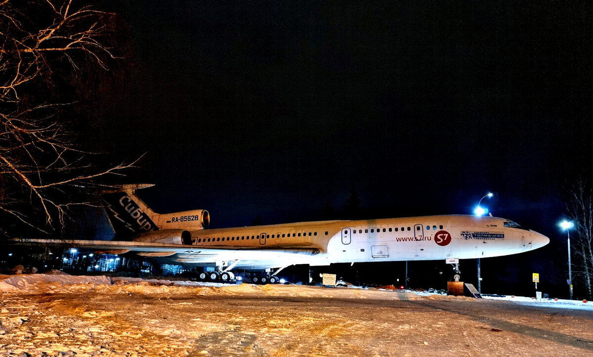 Памятник ТУ-154М в аэропорту Толмачёво