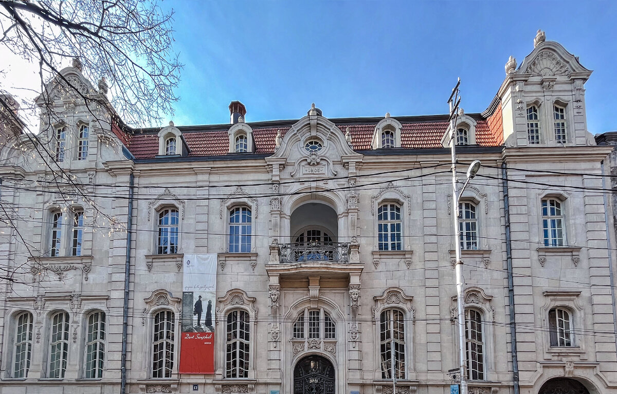 Фасад дома выполнен в стиле модерн. Фото автора