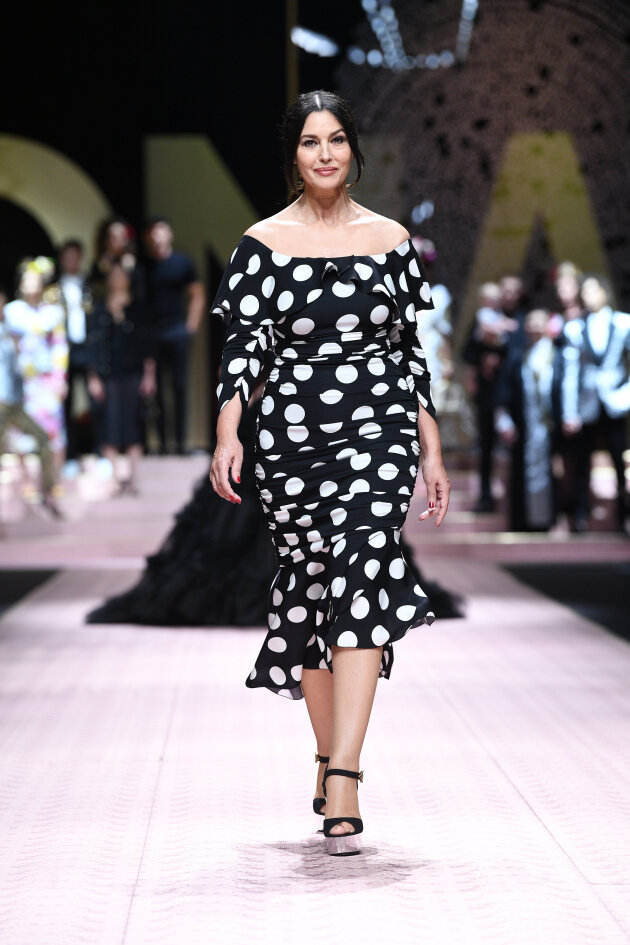  Моника Белуччи в платье горох от Dolce & Gabbana. Материал взят из свободного источника.
