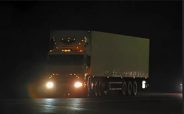 Летний вечер подходил к концу. Как же не хотелось чтобы заканчивался отпуск. С ново придётся окунуться в пучину бесконечных рабочих проблем. Такая уж работа дальнобойщиков. Ложась спать я мысленно помолился о том чтобы первый рейс после отпуска был не напряжённый как говориться ни гвоздя ни жезла. Уже днём заполнив все документы я был готов выехать в рейс. Но машина ещё грузилась поэтому я решил изучить детали заказа поподробнее. Необходимо было отвести фуру с лабораторной  техникой в лабораторию одного из крупных городов нашей не обаянной. До него было 800 км маршрут в основном пролегал по федеральной трассе.Кроме одного участка который придётся объезжать в силу затруднённого движения. Делать не чего буду искать альтернативный пути. Машина была готова через 30 минут. Забрав накладные и дождавшись пока кузов опечатают. Я сел за руль и завёл мотор. Что интересно прицеп фуры был оснащён рефрижераторной установкой простыми словами прицеп представлял собой огромный холодильник на колёсах. Что именно мне предстояло перевозить я не знал. Загрузку производили сотрудники компании которой принадлежала лаборатория. Похоже перевезти нужно было перевести очень дорогую технику, реогентыили какие-либо био материалы. Честно ни то, ни другое меня особо не радовало. Крайне не уютно ехать зная что в прицепе может быть всё что угодно. Однако оплата была больше чем достойная. Поэтому я, собственно говоря и согласился на эту транспортировку. По моим прикидкам доехать я должен примерно за 10 часов. Поэтому чтобы не терять времени я сразу отправился в путь. Вот до конца пути осталось буквально 150 км. А  впереди предательски мелькает ремонт дороги. А навигатор показывает на участке пробку 10 баллов. Я тут же начал искать на карте, где находится тот объезд о котором я уже говорил он, был как раз порядка 200 метров от меня. Делать нечего это лучше, чем стоять в пробке. Дотянув до поворота я ушел на съезд и удивился пустоте трассы буквально не Идиной души впереди и за мной не кто ни ехал хотя в пробке стояло очень много машин.Неужели ни кто не захотел срезать трудный участок. Ответа на этот вопрос у меня не было поэтому я продолжал двигаться в сторону пункта назначения. Спустя 20 км У меня отказала рефрижераторная установка. И это означало что теперь прицеп не охлаждается. Созвонившись со своей конторой я получил следующие распоряжения ни  при каких обстоятельствах ни открывать кузов. Скорее всего в прицепе были опасные препараты, поэтому быстрее поехал дальше. Проехав 40 км я услышал хлопок посмотрев в зеркало я увидел что у меня лопнуло одно колесо. Обматерив всё что можно было я свернул на обочину и достал инструмент и потащился менять колесо.  На замену я угробил около 40 минут. После чего уж собрался ехать дальше. Но вдруг из прицепа раздался какой-то не понятный звук между скрежетом метала и ломаемой древесинны. В любом случае я вспомнил про запрет на открытие груза, а поэтому быстро запрыгнул и поехал дальше. Шум в прицепе не как не утихал и мне уже стало как то не по себе с каждой минутой он становился всё громче. На очередном повороте с заде раздался скрежет метала. И посмотрев в зеркало я увидел дыру в прицепе. Я остановился и вышел с фонариком на перевез. В внутри прицепа я увидел большую прозрачную колбу которая разбитая лежала на полу. На полу прицепа была разлита кокая та жидкость, а рядом лежали документы. Первым делом я связался с диспетчером и рассказал о случившемся, а так же объяснил причины мне сказали оставаться на месте в течение 40 минут подъедет группа учёных из института. Я отогнал свою фуру на обочину принялся думать. Несколько сбившись с мысли я вспомнил о пачке бумаг забравшись в прицеп я поднял несколько толстых папок . Я взял их и пошел в кабину и принялся изучать делать всё равно было нечего. Я открыл папку ею оказалась кипа сопроводительных документов большую часть информации я не понимал из-за её научной формулировки, но отдельные детали я понять смог смог. К примеру я понял что, вёз нечто секретное что нужно было перевезти незаметно. До прибытия сотрудников оставалась минут 15 и я решил убрать документы обратно чтобы не быть застуканным. Выйди из кабины я заметил что вокруг всё стихло. В буквальном смысле не было слышно ни шума листьев ни пения птиц по спине пробежал неприятный холодок. Поэтому я быстро закинул бумаги в прицеп и быстрым шагом пошел обратно к кабине. Вдруг в передней части авто что-то промелькнула мимо фар я увидел некий силуэт. Страх усилился уже не знаю подействовать на меня документы или в целом, атмосфера, но я быстро заскочил в кабину и заблокировал двери. В следующий момент где-то сзади раздался стук Судя по звуку стучали по прицепу чувство радости нахлынула на меня. Наконец-то приехали люди из института подумал я уже, потянулся к кнопке разблокировки дверей, но тут я почему-то обратил внимание в зеркало заднего вида и что я увидел тогда я запомню на всю оставшуюся жизнь. Возле задней двери стояла она в точь-в-точь как из рисунков на тех документах высокая, серая А на лице Где должен быть рот были щупальца стук резко стих и она стала приближаться кабине Я же будучи не в себя от страха забрался на спальное место закрыла шторы минуты три раздавались постукиванием по стёклам и дверям кабины и может быть всё и обошлось, но тут у меня в кармане зазвенел телефон на экране высветился начальник телефон услышал не только я, а постукивание сразу сменились ударами. Я сразу соскочил со спального места, но тут же меня осыпала дождём из стёкол. В салон потянулась длинная когтистая рука я быстро ткнул на кнопку разблокировки и выскочила через пассажирскую дверь и сразу забрался под машину тварь видимо не поняла что потерял меня так как сразу Недалеко от машины упала дверь, а следующая за этим кабина начала ходить ходуном слышно было как рвётся ткань, ломается пластик, бьётся стеклом яростно взревев тварь выбежала из кабины начала. Бегать вокруг машины посмотрев на то как Тварь быстро передвигается Я понял что убегать по прямой бесполезно Однако с поворотами у неё было плохо когда она оббегала фуру её, заносила на поворотах, сделала 2 круга. Она, как и я решила залезть под фуру. Я быстро вылез и побежал со всех сил в лес я бежал так быстро как только мог выбирая самый изгибистые и узкие тропинки А где-то там сзади неслось она тем не менее далёкое она начала отставать значит моя задумка была верна. Я решил бегать полукругом чтобы не потерять трассу и машину. И вот спустя 15 минут такой пробежки я выдохся, а она нет. Внезапно возле машины раздался гул мотора А по деревьям ударил свет от прожекторов собравшись изо всех сил я как Мотылёк бросился на свет. Я увидел колонну состоящую из трёх Уралов одного тягача с прицепом и 2 БТР. Из уралов спешно выскочили люди в каких-то странных снаряжения, и меня без сильного взяли подруги и затащили в БТР. После сразу раздались автоматные очереди их перекрывали хлопки выстрелов БТР спустя пару минут всё стихло. И меня вывели на улицу там я увидел как от моей фуры отцепляют прицеп, а армейский тягач быстро закрывает заднюю дверь. После чего ко мне подошёл мужчина и протянул бумагу и попросил расписаться. Это, был документ о неразглашение. После чего мне объяснили что деньги за мою машину уже переведены насчёт моей компании, а сверху ещё моральная компенсация для меня. И мне посоветовали всё забыть и спокойно отправляться на базу. По правде говоря умнее выбора-то не было поэтому я сел в свою покорёженную фуру развернулся, направился на базу официальная версия была что на меня напала банда мародёров с целью похитить дорогое оборудование.