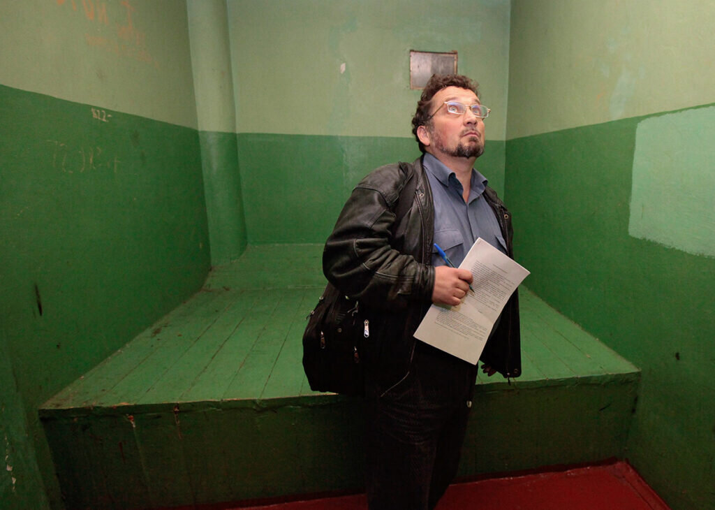 Андрей Бабушкин обследует камеру для временного содержания задержанных в дежурной части отдела внутренних дел по району Богородское города Москвы. 24.09.2010. Фото: Руслан Кривобок/РИА Новости