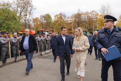    Руководитель Главного управления содержания территорий Московской области в ранге министра Светлана Аипова совместно с главой подмосковного Реутова Станиславом Каторовым © Пресс-служба администрации г.о. Реутов