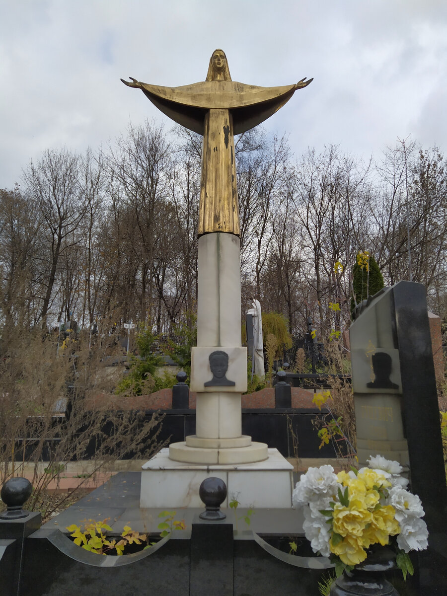 Необычные надгробия некрополей Москвы. Часть 6.