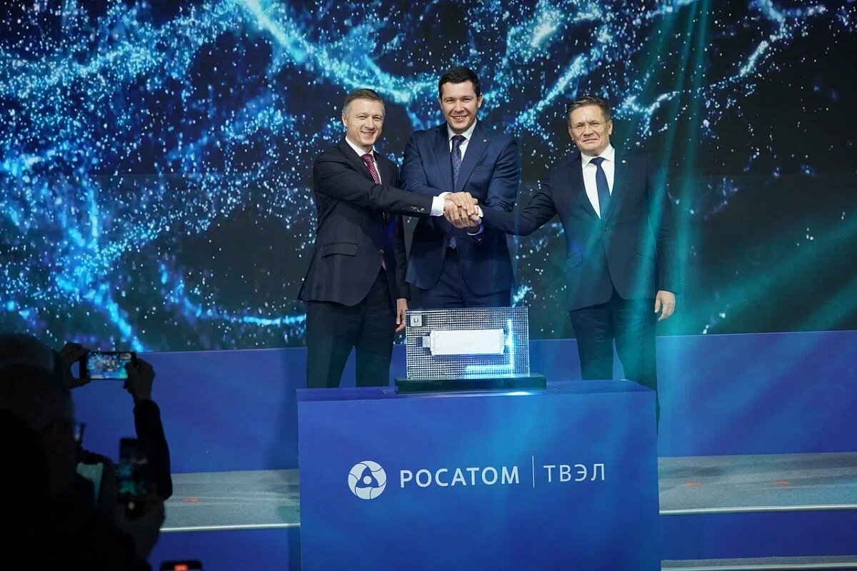 © Правительство Калининградской области / gov39.ru / CC BY 4.0 (Церемония по случаю официального старта проекта. Слева направо – заместитель Министра промышленности и торговли РФ Альберт Каримов, губернатор Калининградской обл. Антон Алиханов, генеральный директор Госкорпорации «Росатом» Алексей Лихачев)