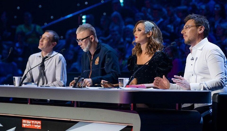     Этот состав жюри уже неплохо притерся друг к другу и почти научился не обижаться на подколки. Фото: соцсети "Фактор.BY"