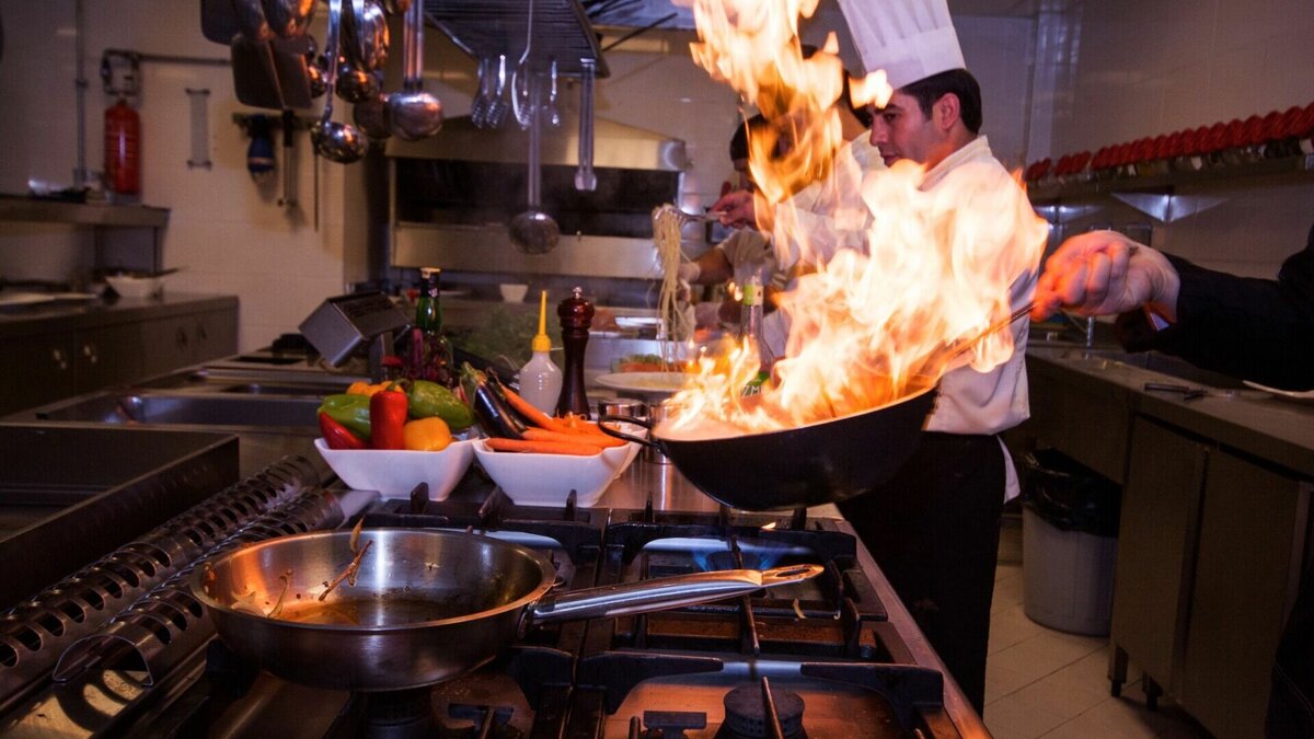     Росфинмониторинг совместно с ФНС и Банком России выявил мошенническую схему уклонения от налогов в ресторанном бизнесе по всей стране. Владельцы заведений общепита уклонялись от налогов и получали скрытую выручку.