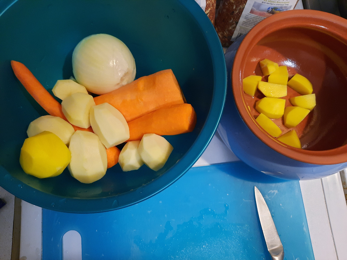 Простые овощи: картофель, морковь, лук.