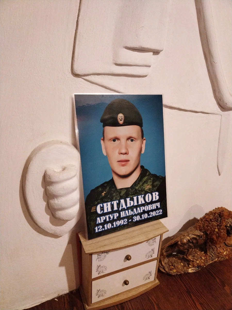 Ситдыков Артур погиб вблизи Славянска от осколочного ранения в голову, кровоизлияния в мозг. Осталось двое детей. Фотография взята со страницы Матушки Анны. Артур - муж ее дочери Кати.