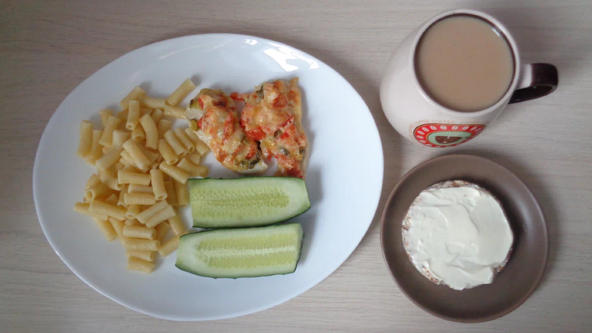 Завтрак в 10-15: макароны 100 г, мясо куриной грудки с овощами 114 г, свежий огурец 136 г. Кофе без сахара с молоком 100 г. Бутерброд из диетического хлебца и 15 г плавленного сыра. 
