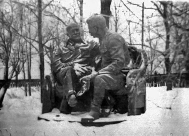    Памятник Сталину и Ленину, который стоял в Казанском кремле Фото: Челнинские известия