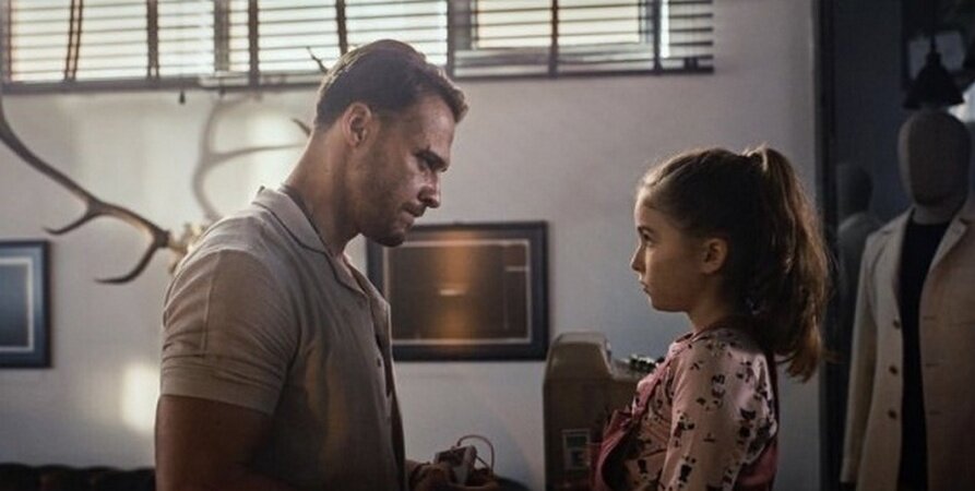 кадр из сериала "Странная история"