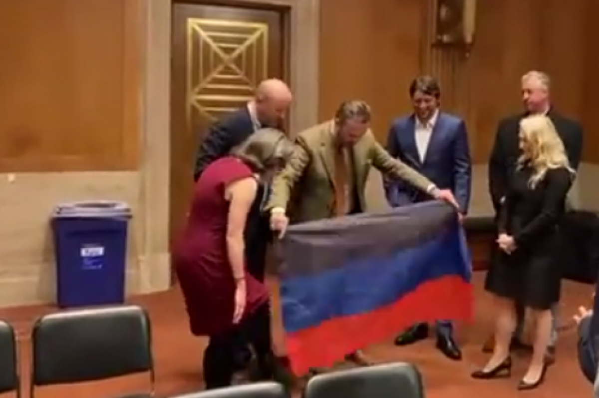    Украинская делегация вытерла ноги о флаг ДНР в Конгрессе США
