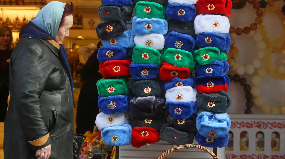 На Арбате можно купить шапку любого цвета.