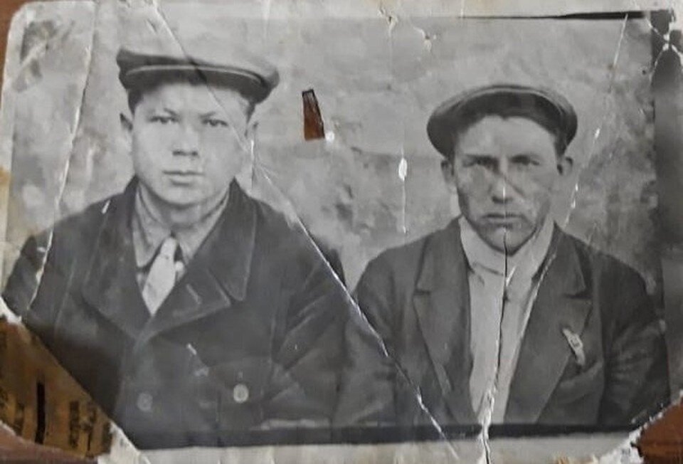     Вот таким юным был наш боец (на снимке справа). Фото из архива родственников Александра Корычева