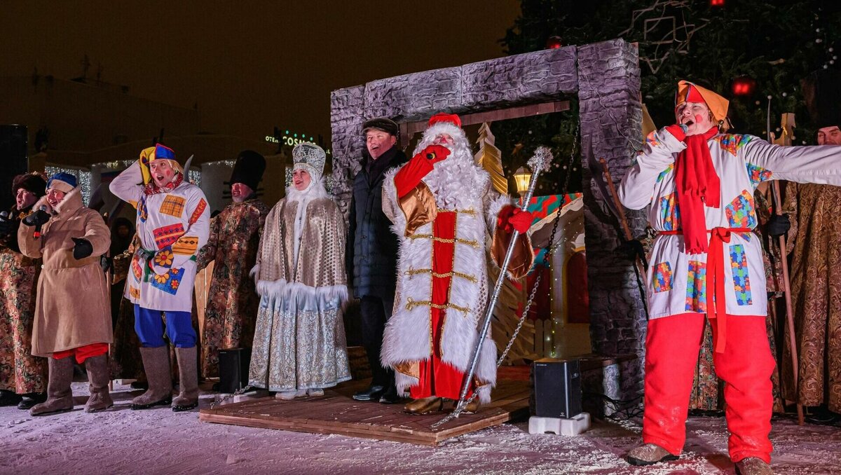     16 декабря на Центральной площади Ижевска прошло праздничное открытие главной городской ёлки. Корреспондент Udm-info побывал на представлении.