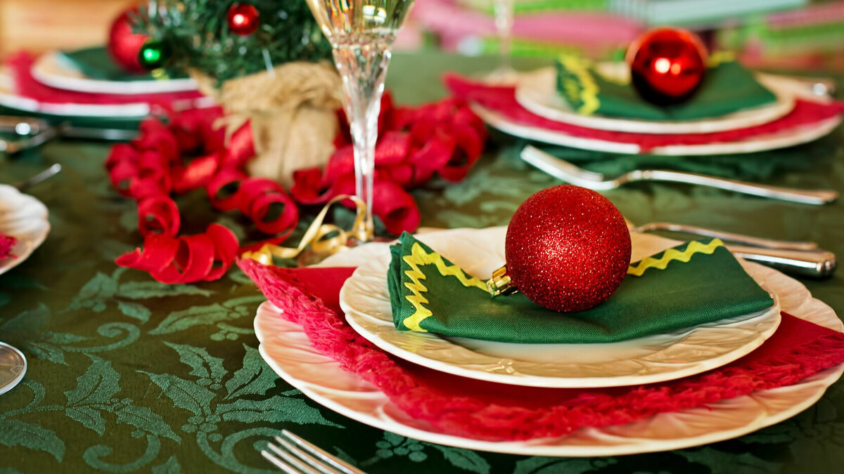     Врач-диетолог Елена Тихомирова рассказала, что самой распространенной вредной привычкой за праздничным столом является переедание, которое чревато опасными последствиями для организма.