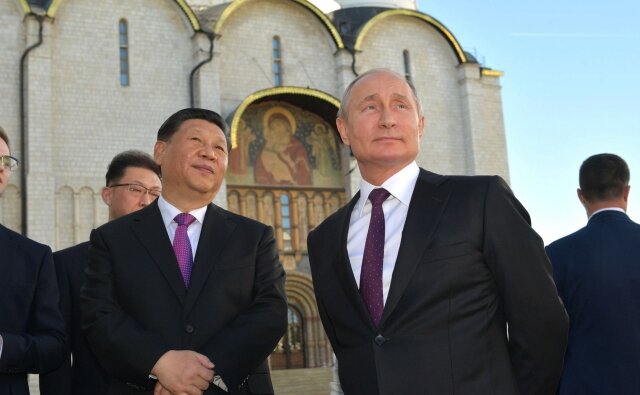    Владимир Путин и Си Цзиньпин во время экскурсии по Московскому Кремлю Kremlin.ru