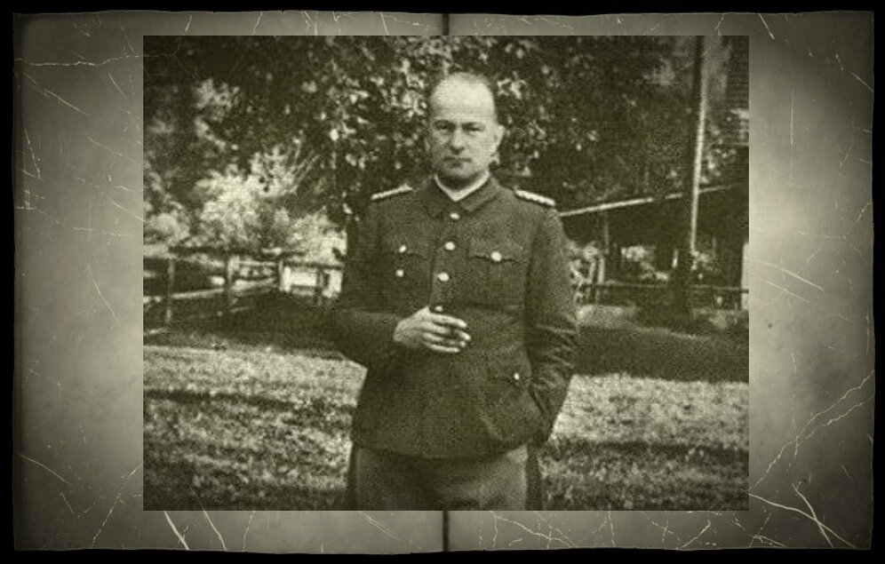 Смысловский, Борис Алексеевич (также известный как Хольмстон-Смысловский) - белый эмигрант, штатный сотрудник абвера, к концу войны руководил 1-й Русской национальной армией, созданной на территории Германии из русских эмигрантов и советских военнопленных, и входившей в состав вермахта.