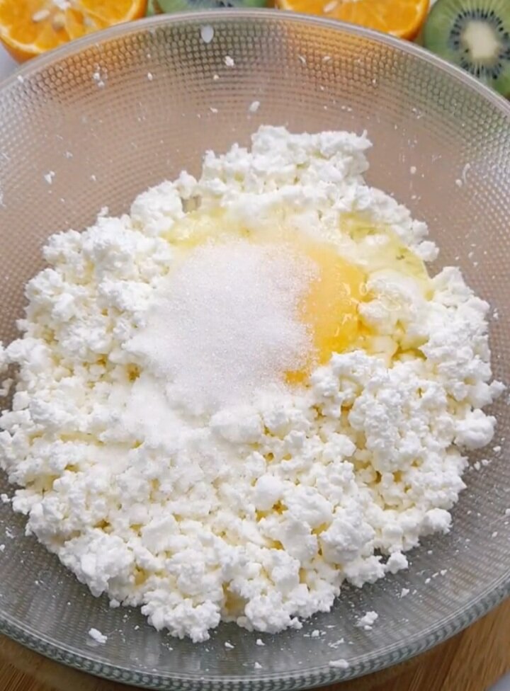 Далее соль по вкусу(буквально щепотку)для баланса , сахар и ванилин для аромата 