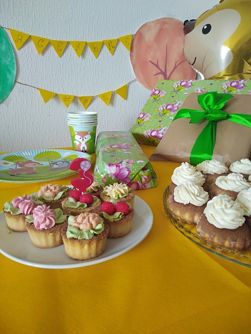 У самой маленькой появилась своя барби, лего-джуниор и пара отличных личных книг