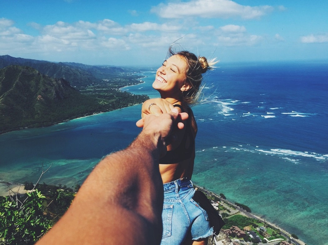 Я в моменте. Jay Alvarrez селфи. Парень и девушка путешествуют. Путешествие с любимым. Селфи на фоне моря