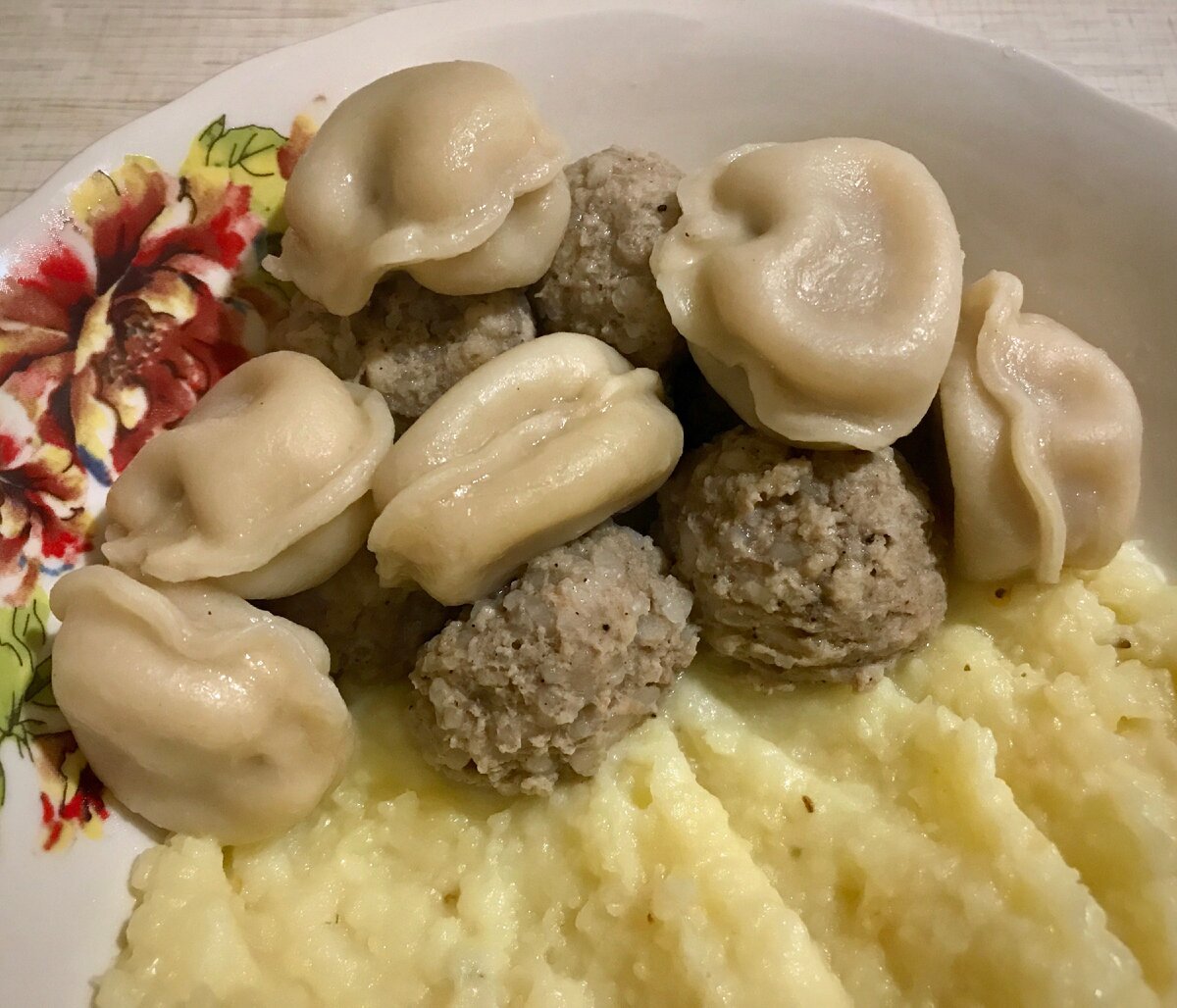 Фрикадельки, пельмешки и пюрешка