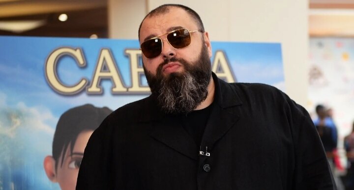 Все по разному проводят время на самоизоляции.Кто то смотрит сериалы,кто то много кушает,кто то проводит время за гаджетами,а кто то решил заняться собой.Как раз одним из тех кто захотел заняться собой стал Максим Фадеев.Продюссер выкладывает видео как он бегает по беговой дорожке и с него льётся пот.Максим заявил что за апрель скинул ещё 10кг.Так же он ведёт прямые эфиры где рассказывает со своим подписчикам в Инстаграме как нужно худеть и сказал что на данный момент он скинул 90кг!!!Что сказать,молодец.